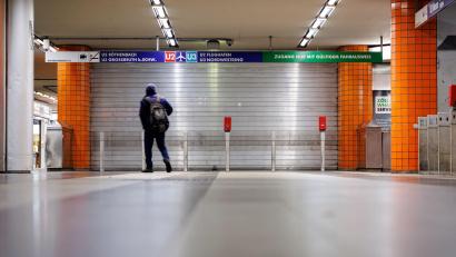 Archivbild: Daniel Karmann/dpa
Wegen des Warnstreiks blieben erneut viele Fahrzeuge in den Depots.