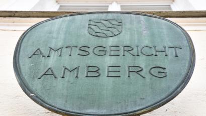 Symbolbild: Petra Hartl
Vor dem Amtsgericht Amberg sahen sich zwei Nachbarn wieder, die an Heiligabend in Streit geraten waren. Der eine wurde wegen Bedrohung in Tateinheit mit Beleidigung zu einer Geldstrafe verurteilt.