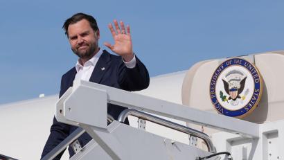 Bild: Jacquelyn Martin/AP Pool/dpa
US-Vizepräsident JD Vance kommt mit der Air Force Two auf der Joint Base Andrews an, nachdem Gesprächen über den Iran in Islamabad.