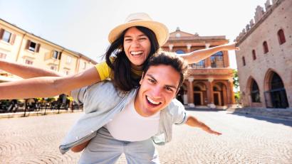 Bild: ICONY GmbH
Wer gemeinsam lachen kann, baut schneller Vertrauen auf und fühlt sich automatisch wohler.