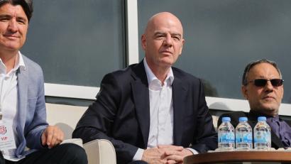 Bild: Riza Ozel/AP/dpa
Nach dem Tod des ghanaischen Fußballers Dominic Frimpong drückt FIFA-Chef Infantino sein Beileid aus. (Archivbild)