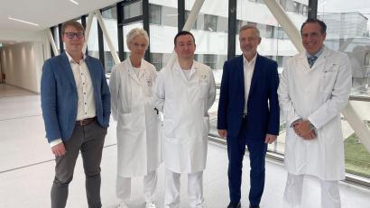 Bild: Friedrich Peterhans, KNO
Ärztlicher Direktor Prof. Dr. Thomas Bschleipfer, KNO-Vorstand Michael Hoffmann (von rechts) und Klinikdirektor Stephan Schumacher (links) freuen sich über den neuen Chefarzt Dr. Wojciech Derwich, der mit Dr. Felicitas Johanning-Csik die Klinik für Gefäßchirurgie leitet.
