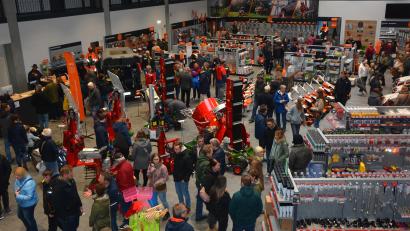 Bild: jr
Im neuen Technikzentrum der Raiffeisen Waren GmbH Nordoberpfalz gab es am Sonntagnachmittag phasenweise kaum mehr ein Durchkommen.