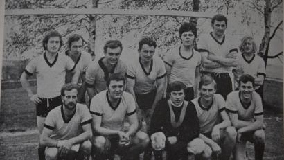 Repro: dob
Waldauer Fußballer aus längst vergangenen Zeiten. Damals liefen auch Altbürgermeister Josef Zilbauer (kniend, Zweiter von links) oder der ehemalige Kirchenpfleger Franz Rothe (kniend, rechts) mit ein.