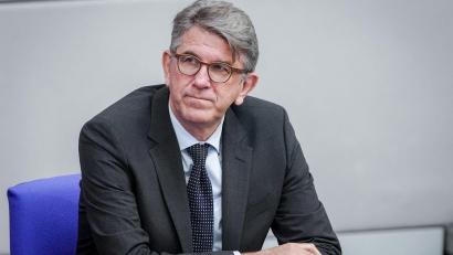 Bild: Kay Nietfeld/dpa
Kulturstaatsminister Weimer wird immer wieder aus der Kulturszene kritisiert. (Archivbild)