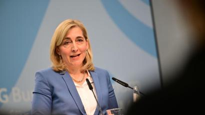 Bild: Sebastian Gollnow/dpa
Bundesgesundheitsministerin Nina Warken (CDU) will nicht nur sparen, sondern auch neue Weichen stellen.