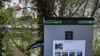 Bild: Stephan Huber
Das Landratsamt Amberg- Sulzbach will mehr E-Ladesäulen und einen Schnelllader für das Auto vom Landrat. Insgesamt ist die Stromversorgung im Landratsamt bereits heute überlastet. Um das zu beheben, muss eine Leitung unter der Vils zwischen Rosengarten und Landratsamt verlegt werden.