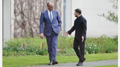 Bild: Kay Nietfeld/dpa
Deutsch-ukrainische Regierungskoalitionen starten mit Merz und Selenskyj