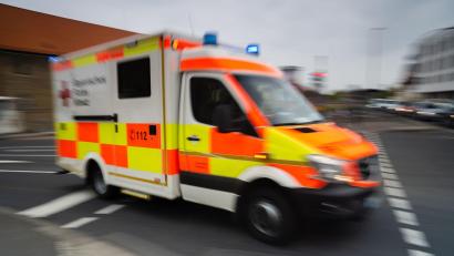 Bild: Nicolas Armer/dpa
Ein Rettungswagen überquerte mit Blaulicht und Martinshorn die Kreuzung, während der Radlader grün hatte. (Symbolbild)