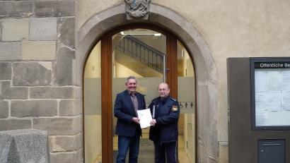 Bild: jma
Seinen letzten Bericht zur Sicherheitslage in Auerbach nahm Bürgermeister Joachim Neuß von Inspektionsleiter Manfred Plößner entgegen.