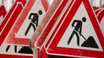 Symbolbild: Sebastian Kahnert / dpa
Die Stadt Amberg informiert über die Sperrung des Mariahilfbergwegs für Asphaltierungsarbeiten.