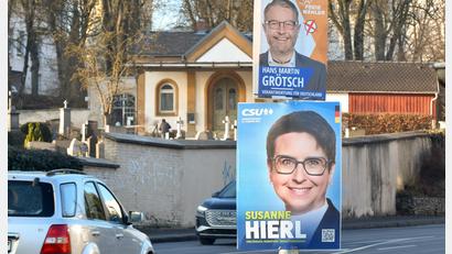 Archivbild: Petra Hartl
In Sulzbach-Rosenberg darf jede Parteien an maximal 75 Standorten Plakate anbringen. Pro Standort sind zwei Plakate je Partei erlaubt. So können bei Wahlen schnell über 1000 Plakate in der Stadt zusammenkommen.