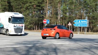 Bild: Hirsch
Die Kreuzung an der Autobahnausfahrt bei Klardorf bekommt eine Ampelanlage – vorausgesetzt, die Stadt Schwandorf zieht mit.