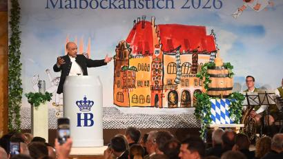 Bild: Felix Hörhager/dpa
Django Asül spottete über die Landes- und Bundespolitik.