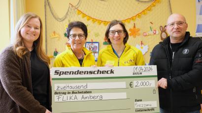 Bild: Verena Uschold, Klinikum St. Marien Amberg
Maria Zweck und Thomas Prezzama von Schnellecke Logistics überreichten an die beiden Vorsitzenden von FLIKA, Margit Meier und Dr. Birgit Prey (beide in der Mitte), symbolisch 2000 Euro.