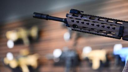 Bild: Bernd Weißbrod/dpa
Ein Gewehr von Heckler & Koch in einem Ausstellungsraum der Firma in Oberndorf.