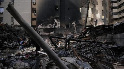 Bild: Hassan Ammar/AP/dpa
Im Libanon bekämpft Israel derzeit die Hisbollah-Miliz, auch die Zivilbevölkerung leidet darunter.