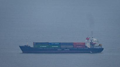 Bild: Uncredited/AP/dpa
Die Behinderungen der Schifffahrt durch den Iran-Krieg belasten die Weltwirtschaft.