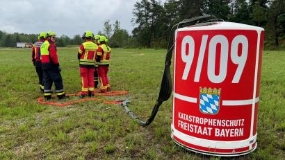 Archivbild: Heike Unger
Der "Semat", der Löschwasserbehälter, ist eines der wichtigsten Einsatzmittel der Flughelfer: Eine Art riesiger "Eimer", der unten an einen Hubschrauber gehängt wird und dann im Flug in einem Weiher mit Wasser befüllt werden kann, um damit zum Beispiel Waldbrände zu bekämpfen.