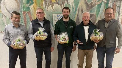 Bild: Josef Glas
Reinhard Burger, Robert Eichhorn, Christian Hartinger und Werner Braun scheiden aus dem Gemeinderat aus. Bürgermeister Ludwig Gürtler bedankte sich mit einem passenden Geschenk.