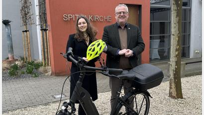 Bild: Stadt Schwandorf
Maria Pushkareva, Klimaschutzmanagerin der Stadt Schwandorf (links) sowie Oberbürgermeister Andreas Feller (rechts) freuen sich auf zahlreiche Teilnehmende beim diesjährigen Stadtradeln.