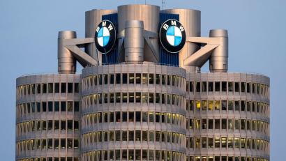 Bild: Peter Kneffel/dpa
Auch BMW hat ein Absatzminus hinnehmen müssen, schnitt aber etwas besser ab als die deutsche Konkurrenz. (Archivbild)