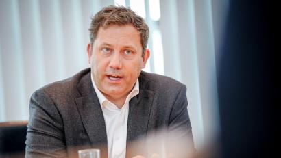 Bild: Kay Nietfeld/dpa
SPD-Chef Lars Klingbeil erwartet weitere Folgen durch den „Scherbenhaufen“ im Iran.