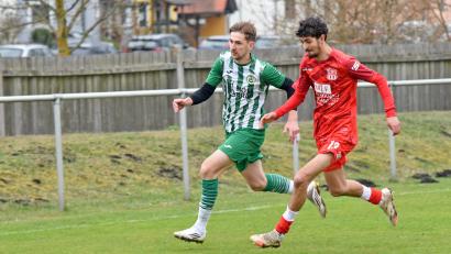 Bild: Gebert
Der SV Mitterteich besiegte am Dienstag den TSV Waldershof mit 2:0. Das Bild zeigt den Mitterteicher Sandor Balogh (links) im Laufduell mit Michael Gehlert.