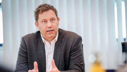 Bild: Kay Nietfeld/dpa
Für SPD-Chef Lars Klingbeil kommt es jetzt auf eine zügige Umsetzung von Entlastungen an.