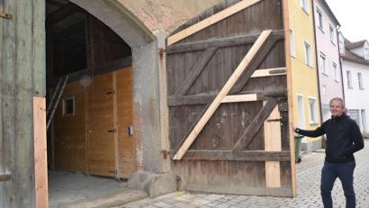 Bild: Thorsten Schreiber
An der Schmellerstraße öffnet Architekt Josef Weber aus Nürnberg das imposante Holztor des Mehler-Stodls, um Oberpfalz-Medien einen exklusiven Einblick in das denkmalgeschützte Gebäude zu gewähren.