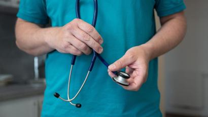 Symbolbild: Sebastian Kahnert/dpa
Im Prozess um einen Arzt, der Morphin für den eigenen Konsum gestohlen haben soll, sagten am Montag einige Zeuginnen aus dem Klinikum Passau aus. Ein Antrag der Verteidigung könnte Einfluss auf den weiteren Verhandlungsverlauf nehmen.