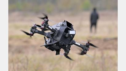 Bild: Michael Bahlo/dpa
Ein neues Joint Venture in Brandenburg an der Havel unter anderem mit dem Druckmaschinenhersteller Heidelberg demonstriert die Technik einer Abfangdrohne.