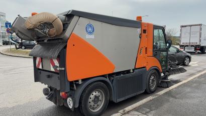 Bild: PI Schwandorf
In Schwandorf sind ein Auto und diese Kehrmaschine kollidiert.