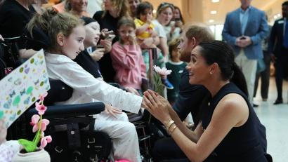 Bild: Jonathan Brady/PA Wire Pool/dpa
Meghan und Harry besuchten Patienten einer Kinderklinik und deren Angehörige.