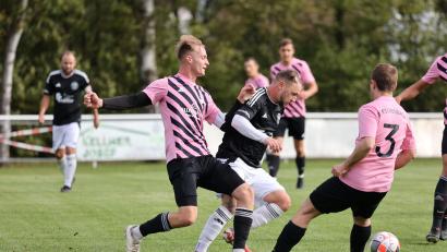 Bild: Dieter Jäschke
Julius Richter (rosa, links) wechselt vom SC Eschenbach in die Landesliga zum SC Luhe-Wildenau.