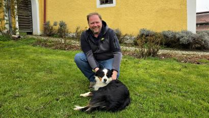 Bild: lnz
Hubert Schicker mit Hündin Bella vor dem heimischen Hof in Pechtnersreuth: Zu Hause auf dem idyllisch gelegenen Anwesen kann der künftige Landrat abschalten und Kraft tanken.