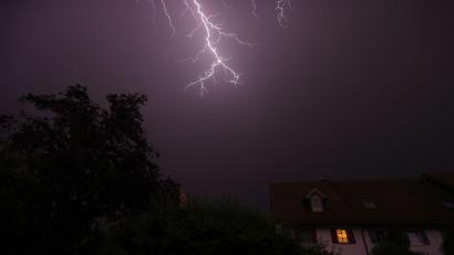 Bild: Karl-Josef Hildenbrand/dpa
Ein Blitz über Kaufbeuren - die kreisfreie Stadt wies 2025 die höchste Blitzdichte Deutschlands auf. (Archivfoto)