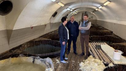 Bild: fvo
Die zahlreichen Holzfässer sind ein fester Bestandteil der Krautfabrik. Davon machen sich auch Petra Reil, ehrenamtliche Geschäftsführerin des Gänsbürgerladens in Waldturn (links) sowie Bürgermeister Josef Beimler (Mitte) ein Bild. Fürst Vladmir von Lobkowicz (rechts) erklärt die Arbeitsweide.