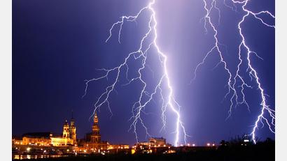 Bild: Ralf Hirschberger/dpa-Zentralbild/dpa-tmn
Auch wenn dieser Blitz über Dresden beeindruckend aussieht - die Stadt liegt im Ranking nur auf Platz 331. (Archivbild)