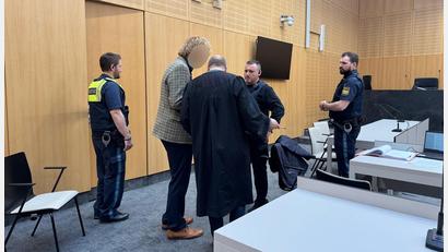 Bild: Stefanie Tretter
Damit hat der Angeklagte wahrscheinlich nicht gerechnet: Am ersten Verhandlungstag im Prozess um ein gefälschtes Testament am Landgericht Weiden, schickt Richter Markus Fillinger den Mann in Untersuchungshaft.