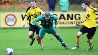 Archivbild: Gerhard Büttner
Bildmitte Niklas Strohbach (grünes Trikot) wechselt nach dieser Saison vom FC weiden-Ost zur DJK Weiden.