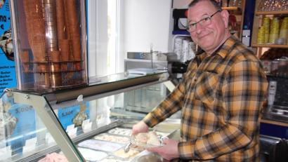 Bild: Konrad Rosner
Stephan Lauterbach vom Eiscafé Iris in Konnersreuth bereitet ein Giotto-Eis zu.