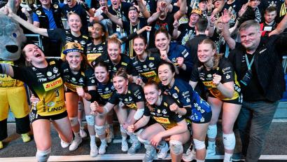 Bild: Uwe Anspach/dpa
Party mit den eigenen Fans gehört bei Suhl dazu. (Archivbild)