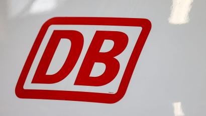 Bild: Oliver Berg/dpa
Der Zug überrollte den Einkaufswagen auf den Gleisen mit 140 km/h. (Symbolbild)