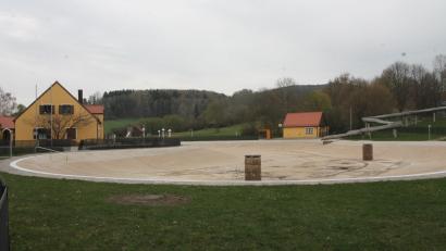 Bild: pi
Noch fehlt das Wasser. Die Vorbereitungen für den Beginn der Badesaison in der Freizeitanlage "Bäckeröd" sind aber im Gange.