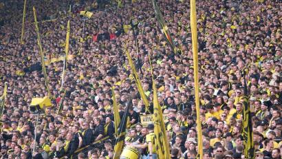 Bild: Bernd Thissen/dpa
BVB-Fans schweigen infolge eines medizinischen Not-Einsatzes im Stadion