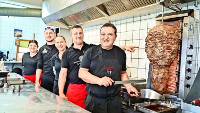 Bild: Florian Miedl
Das Gyros, das Jani Georgoulas (rechts) mit seinem Küchenteam zubereitet, gehört zu den Spezialitäten in der Taverne „Syrtaki“ im ASV-Vereinsheim in Wunsiedel.