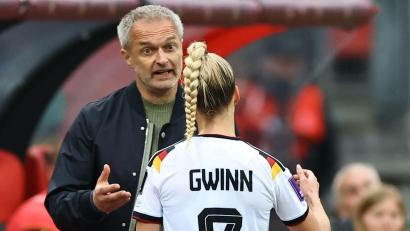Bild: Daniel Karmann/dpa
Im Dialog: Bundestrainer Christian Wück und DFB-Kapitänin Giulia Gwinn.
