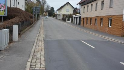 Bild: jr
In der Wiesauer Straße werden die Wasser- und Abwasserleitungen für 2,65 Millionen Euro komplett erneuert. Die Arbeiten sollen demnächst beginnen und noch heuer fertiggestellt werden.