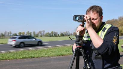 Bild: Daniel Löb/dpa
Mit dem Blitzmarathon soll die Sicherheit auf Bayerns Straßen erhöht werden - zu hohes Tempo fordert jedes Jahr viele Todesopfer.